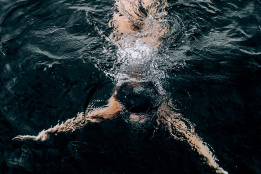 Foto einer Frau die schwimmt