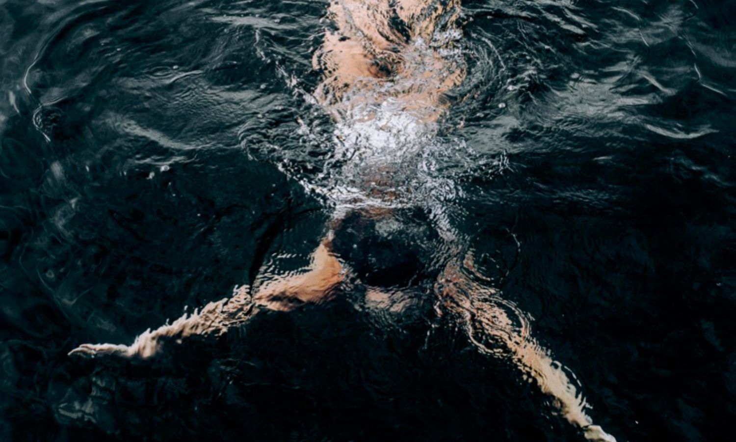 Foto einer Frau die schwimmt